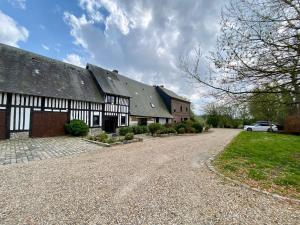 a large house with a driveway in front of it at Le Manoir de la Campagne in Yébleron