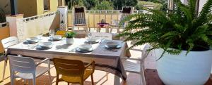 una mesa con sillas y una maceta en un patio en Agradable casa con terraza en S'Agaró, en Sant Feliu de Guíxols