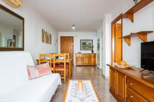 een woonkamer met een bed en een eetkamer bij Ático Céntrico San Julian in Torrevieja