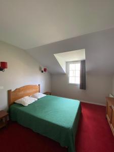 - une chambre avec un lit vert et une fenêtre dans l'établissement Residence du Lac,Apt 2P, 5 pers,Monflanquin, à Monflanquin