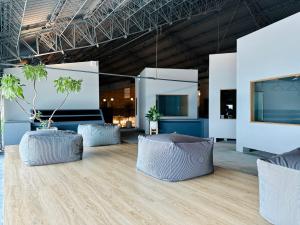 una stanza con tre sedie e un grande schermo di KW2 Hostel a Kaohsiung