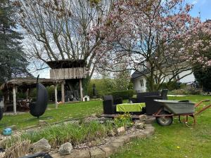 a garden with a wheelbarrow and a bird house at Linas Wohlfühloase Hameln in Hessisch Oldendorf