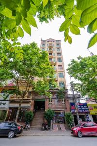 um edifício alto com escadas em frente em Hoàng Sơn Hải Hotel em Lạng Sơn