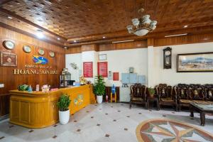 poczekalnia hotelu z krzesłami i ladą w obiekcie Hoàng Sơn Hải Hotel w mieście Lạng Sơn