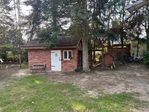 una pequeña casa de ladrillo con un banco en un patio en Sophia Hameln - maritim wohnen im Weserbergland en Hessisch Oldendorf