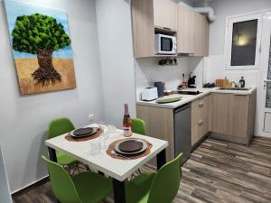 Kuchyň nebo kuchyňský kout v ubytování Cozy Apartment Metaxourgeio greendom