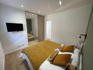 ポルト・ヴェッキオにあるLes Mini-Villas de Santa Giuliaのベッド2台と大きな鏡のある寝室