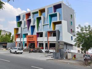un edificio con ventanas coloridas en el lateral de una calle en Four Petals Executive by LHMS, en Akalkot