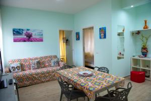 uma sala de estar com uma mesa e um sofá em I mori di Sicilia em Giardini Naxos