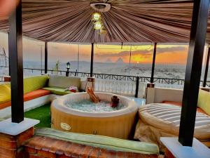 Kép Private Oasis Panoramic Pyramids View RelaxJacuzzi szállásáról ‘Ezbet `Abd el-Ḥamîd városában a galériában