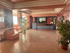 - un hall avec une chaise et une réception dans l'établissement Residence Stella Maris, à Pietra Ligure