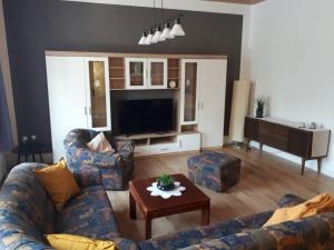 a living room with a couch and a table at Ferienwohnung auf einem Gutshof in Nordenham
