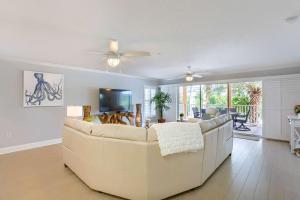 uma sala de estar com um sofá e uma televisão em 101 Casa de Playa em Clearwater Beach