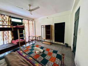 Kasol Hostel客房内的一张或多张床位