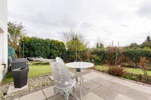 d'une terrasse avec une table et des chaises dans la cour. dans l'établissement Glasgow Emo, à Glasgow