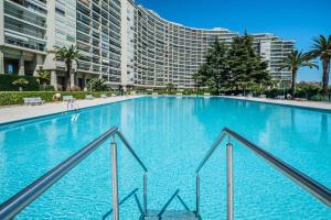 Bazén v ubytování My Resid Appart Cannes Marina vue mer nebo v jeho okolí