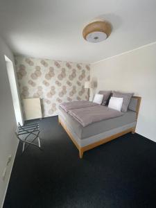 1 dormitorio con 1 cama en una habitación en The Coffee Jacket Apartment en Chemnitz
