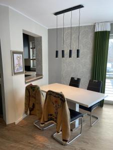 - une salle à manger avec une table et des chaises dans l'établissement The Coffee Jacket Apartment, à Chemnitz