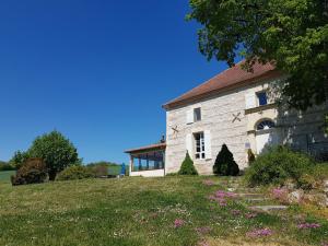 an old stone building on a grassy field at Le clos du Mûrier in Fongrave