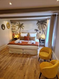 1 dormitorio con 1 cama grande y 2 sillas en Au Moulin Saint Nicol - Honfleur, en Honfleur