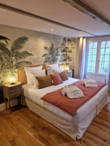 - une chambre avec un grand lit dans l'établissement Au Moulin Saint Nicol - Honfleur, à Honfleur