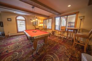 una habitación con una mesa de ping pong. en Red Hawk Lodge 2297, en Keystone