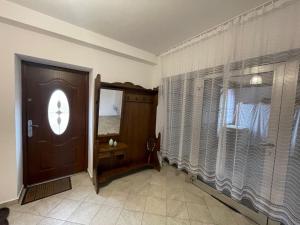 una camera con porta e finestra con tende di Agroturystyka Porbady a Porbady