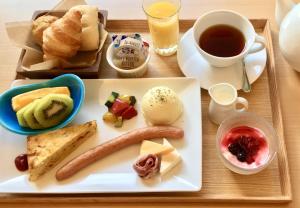 京都的住宿－Kyoto Shijo Takakura Hotel Grandereverie，托盘,托盘上放着香肠和面包,还有一杯咖啡