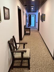un couloir avec deux fauteuils à bascule et un couloir avec dans l'établissement Dinc Pension, à Bodrum City