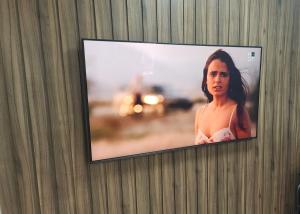 telewizor z płaskim ekranem wiszący na ścianie w obiekcie סוויטה מפוארת 800 מטר מהים קיסריה w mieście Or ‘Aqīvāh