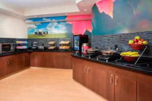 una gran cocina con armarios de madera y frutas en la encimera en Fairfield Inn & Suites Ashland, en Ashland