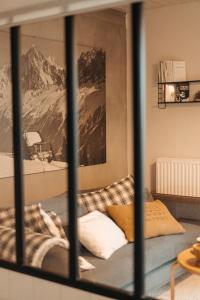 a room with a bed and a picture of a mountain at le chalet de Plainpalais in Les Déserts
