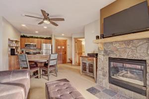 uma sala de estar com lareira e uma sala de jantar em Red Hawk Lodge 2298 em Keystone