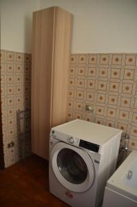 a washing machine in a corner of a room at Appartamento Iris in Bellano