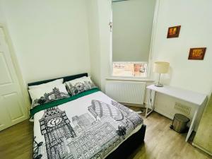 a bedroom with a bed and a window at Cozy apartment in Hampstead Heat in London