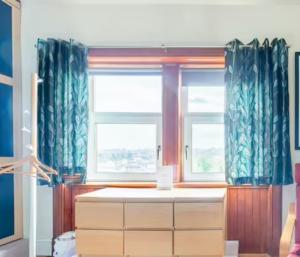 格拉斯哥的住宿－Glasgow Emo，客房设有2扇带蓝色窗帘的窗户。
