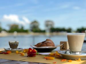 uma chávena de café e um bolo numa mesa em Albatros Accommodations em Viterbo