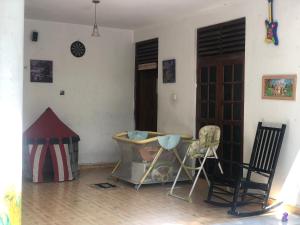ein Wohnzimmer mit 2 Stühlen und einem Tisch in der Unterkunft Thisara Pool Resort Kataragama & Yala & Kabiliththa Safari in Kataragama