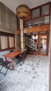 ein Esszimmer mit einem Holztisch und Stühlen in der Unterkunft vivienda turística los Robles in Tudela