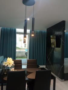 Televízia a/alebo spoločenská miestnosť v ubytovaní Apartament Przystań z tarasem