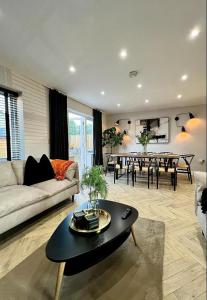 sala de estar con sofá y mesa en Charming 3-Bed House with 1 Parking space en Canterbury