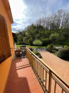 einen Balkon eines Hauses mit Gartenblick in der Unterkunft B&B San Biagio in Marola