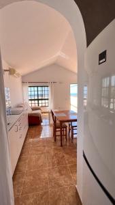eine Küche mit Tisch und ein Esszimmer in der Unterkunft Salobre Blue Sky 1 - Adults Only in Salobre