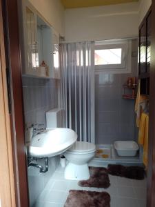 bagno con lavandino bianco e servizi igienici di Stella a Omegna
