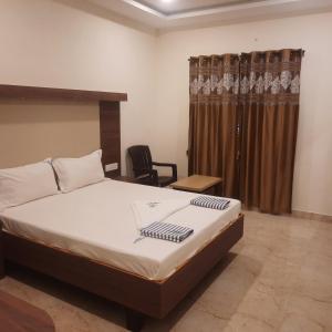 Rani Residency tesisinde bir odada yatak veya yataklar