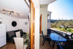 Kleines Apartment mit einem Balkon mit Tisch und Stühlen. in der Unterkunft Roko Opaćac in Zadar