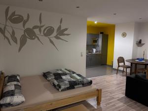薩勒河畔哈雷的住宿－Piano Apartment Halle - Netflix - Free WiFi 4，带沙发的客厅和用餐室