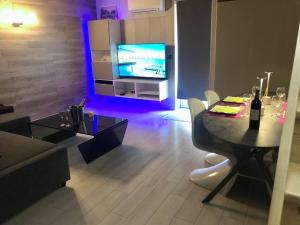 a living room with a table and a tv at Duplex atypique 20’ de toulouse in Léguevin