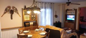 a living room with a table and a television at Apartamento Alberto in Margudgued