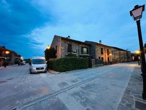 a car parked in a parking lot next to a building at Apartamento Alberto in Margudgued